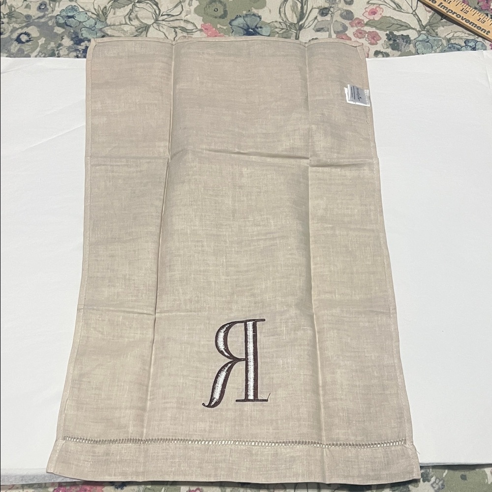 Monogrammed Mudpie Linen Tea Towels with 'R' - Picture 4 of 6